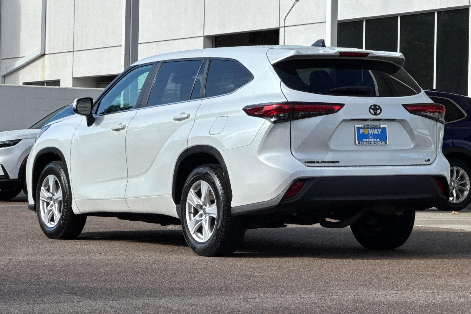 2023 Toyota Highlander LE photo 3