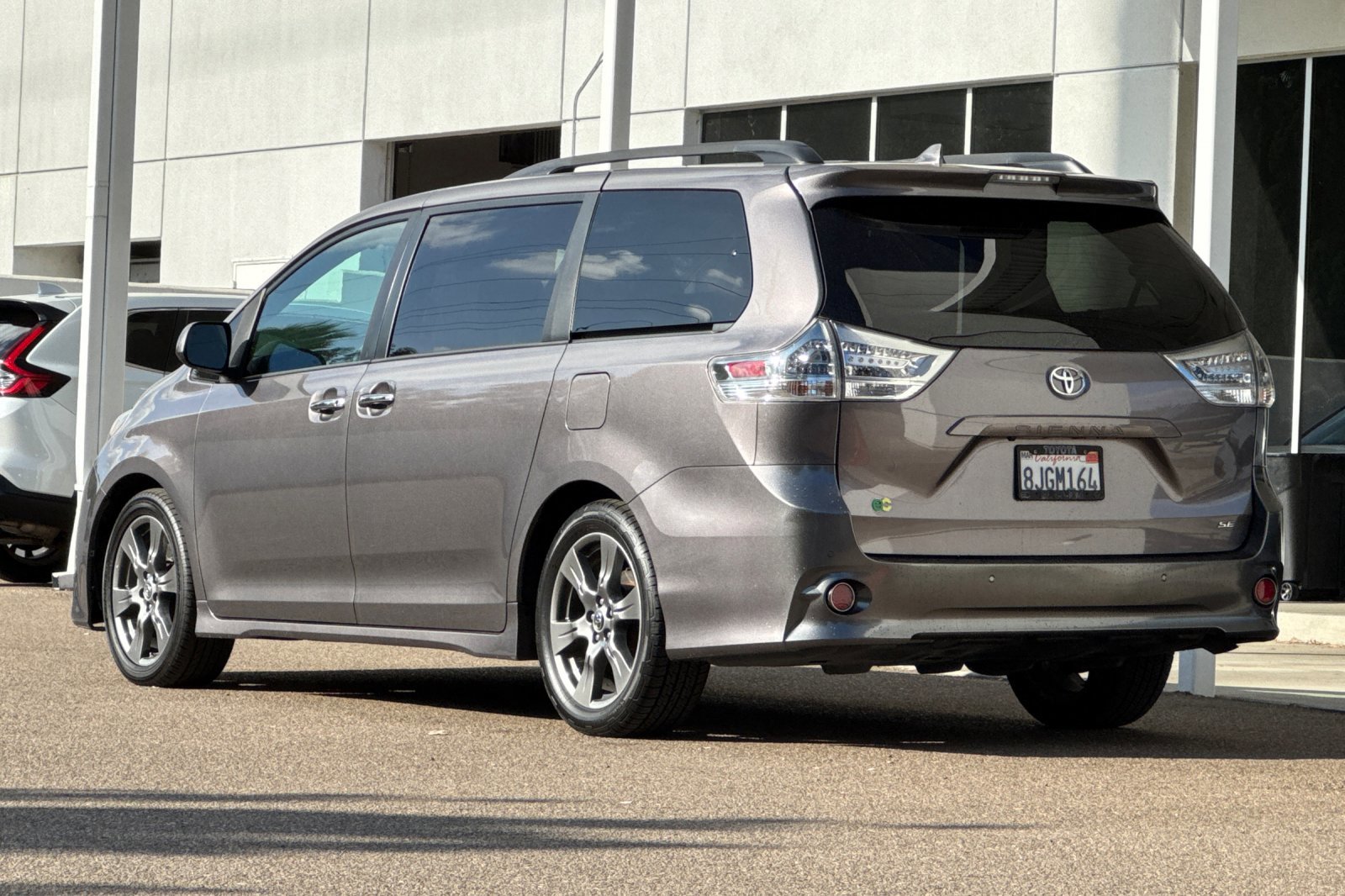 2019 Toyota Sienna SE Premium photo 2