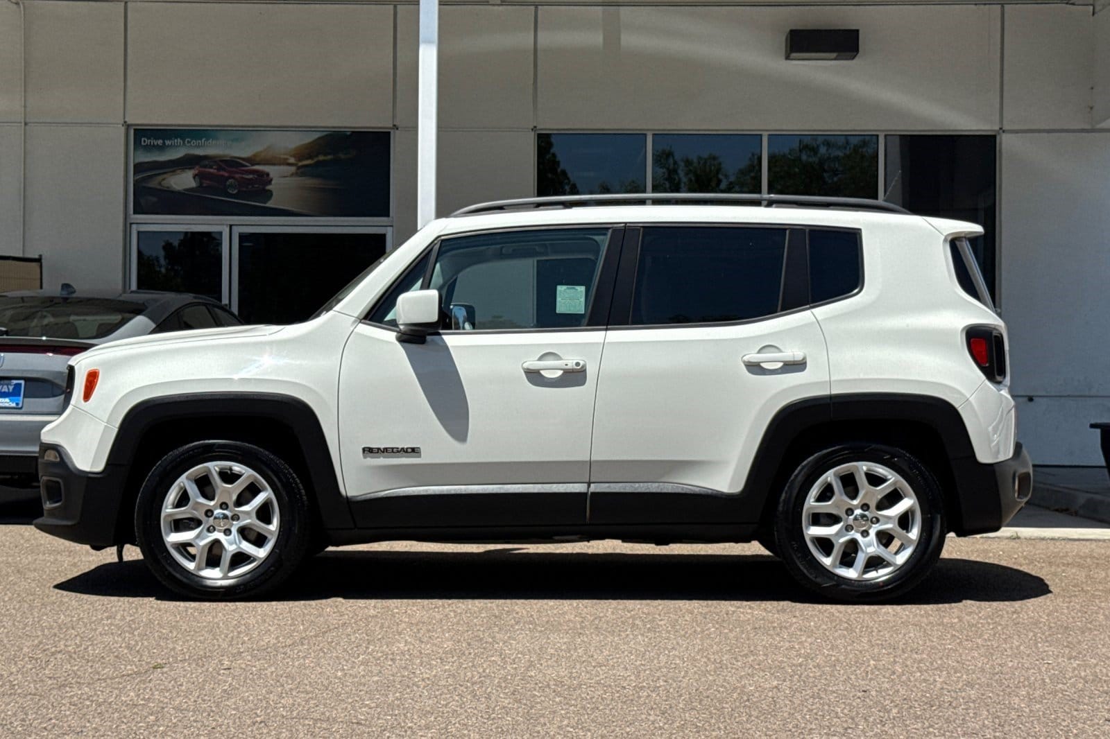 Renegade Latitude FWD SUV