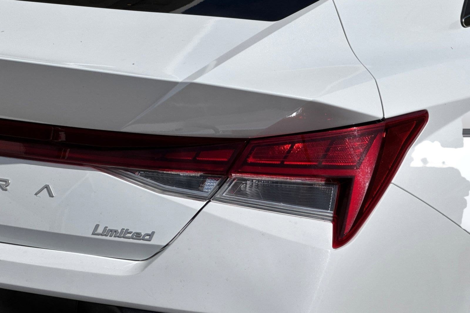 2025 Hyundai Elantra Limited - Photo 13