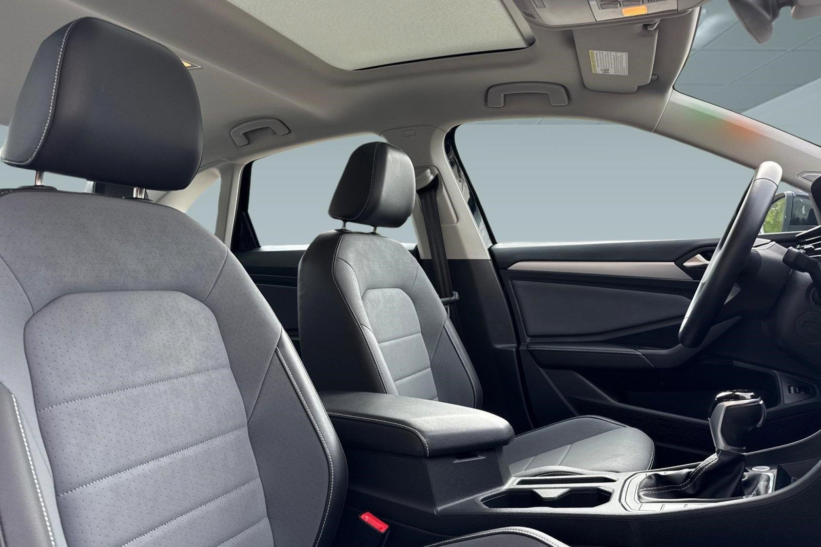 2025 Volkswagen Jetta SE - Photo 30