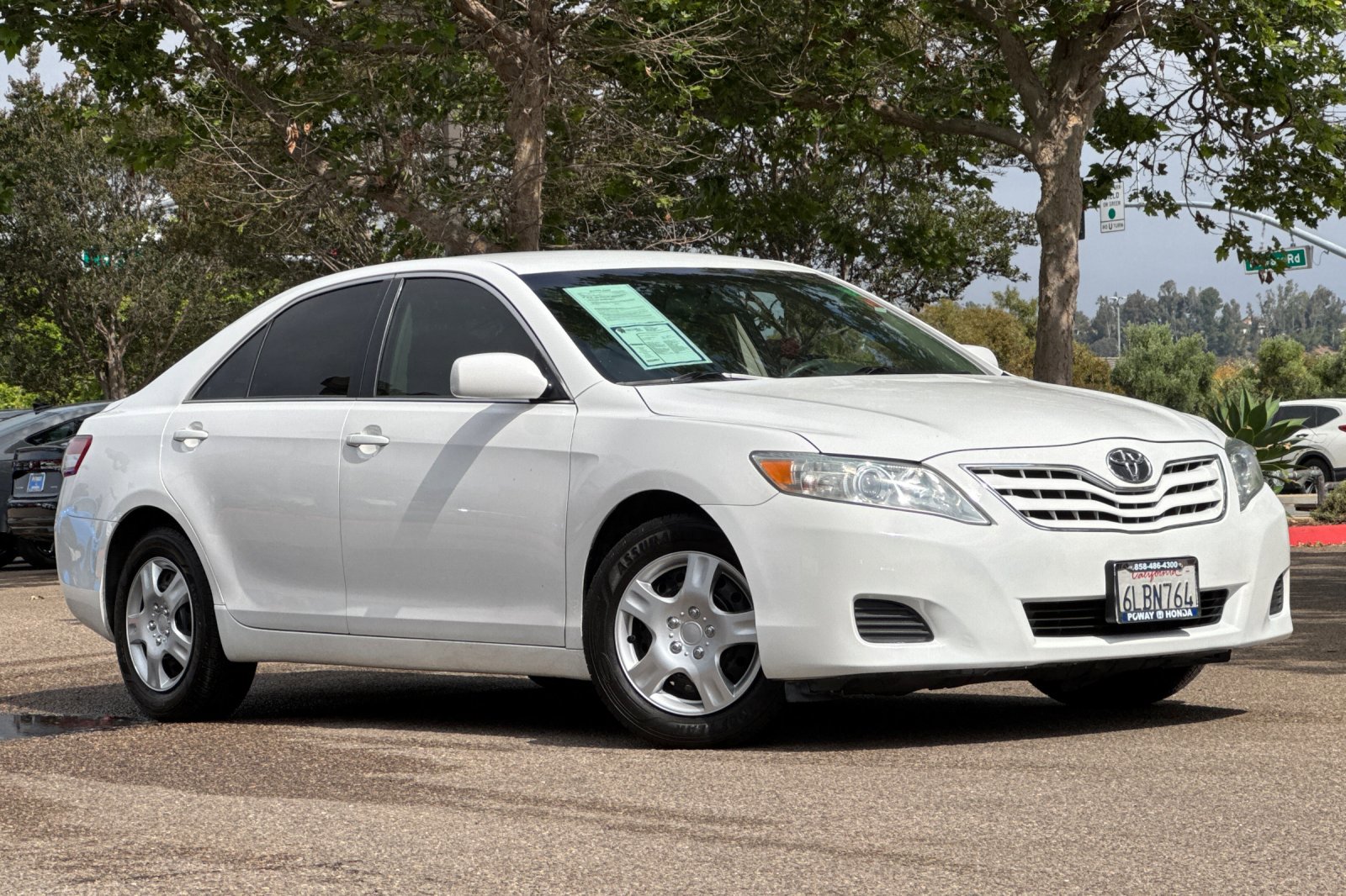 2010 Toyota Camry LE photo 2