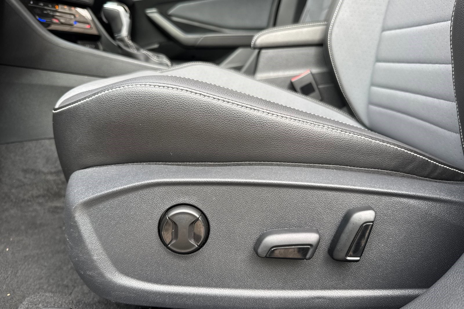 2025 Volkswagen Jetta SE - Photo 14