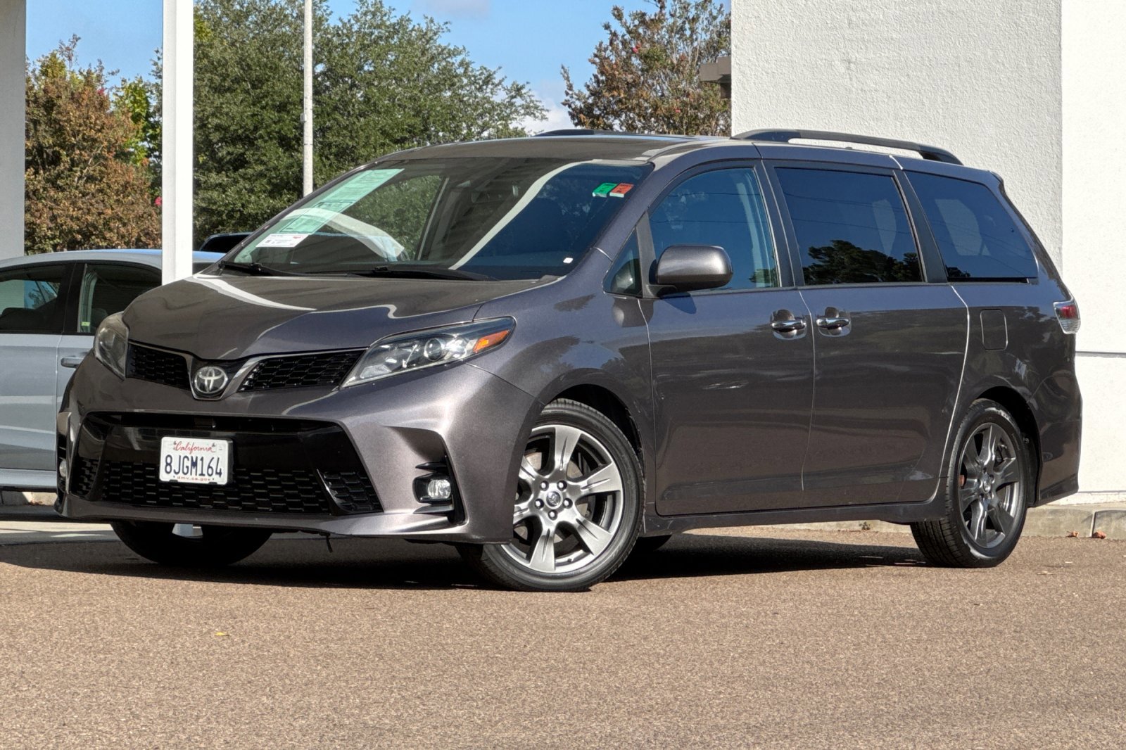 2019 Toyota Sienna SE Premium photo 2