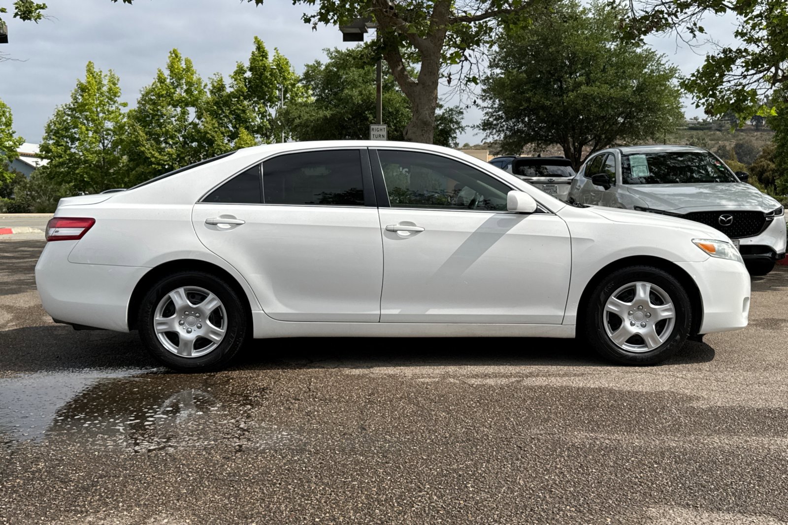 2010 Toyota Camry LE photo 3