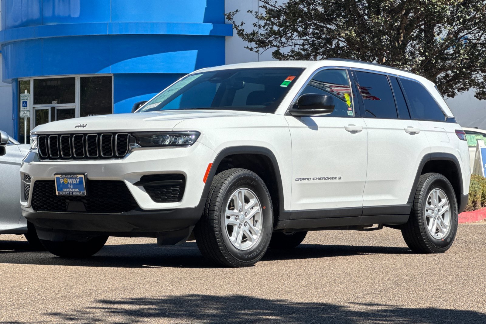 2024 Jeep Grand Cherokee Laredo photo 2
