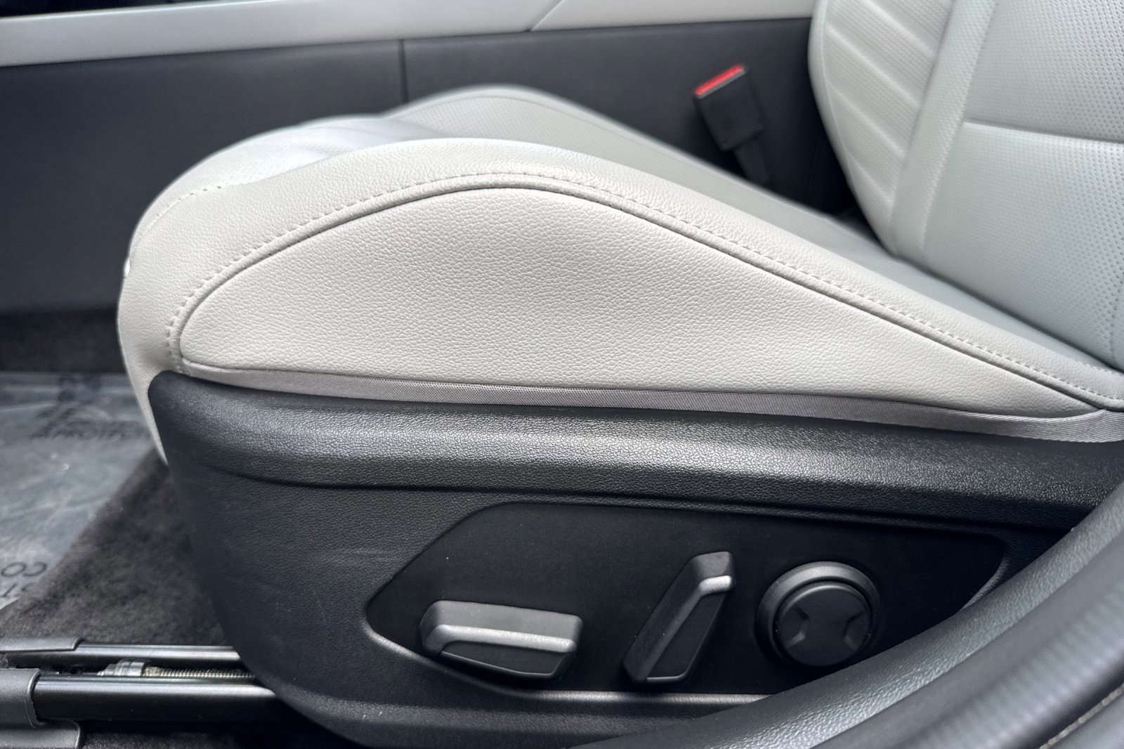 2025 Hyundai Elantra Limited - Photo 15