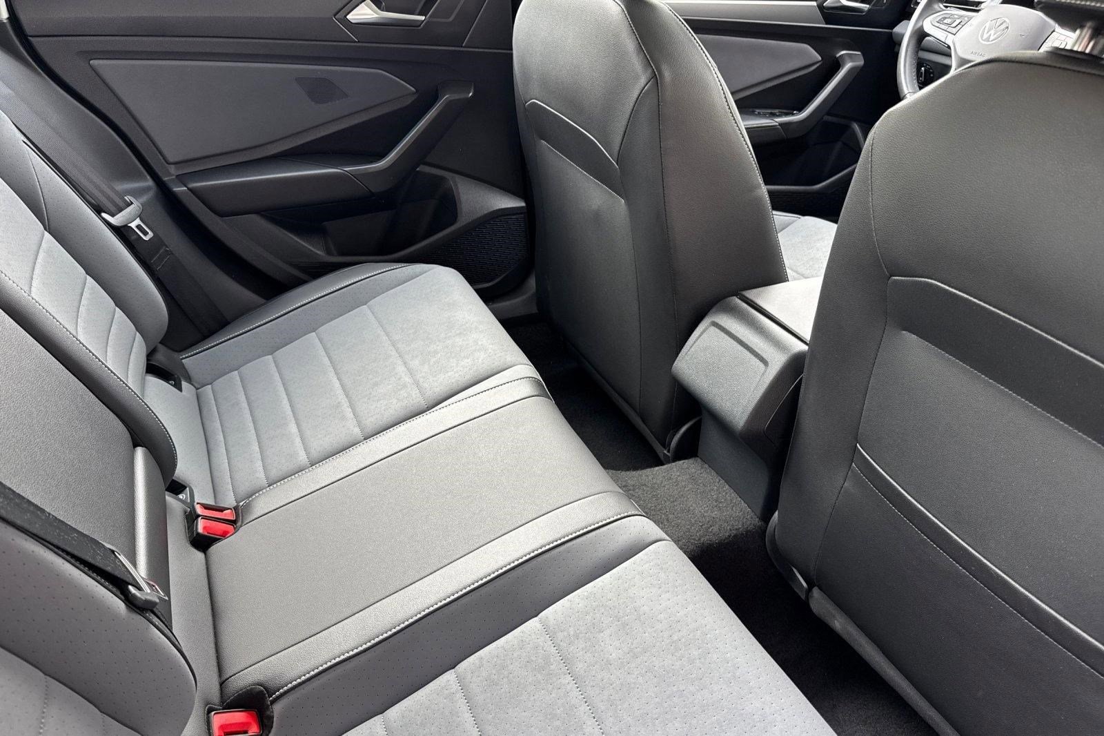 2025 Volkswagen Jetta SE - Photo 29