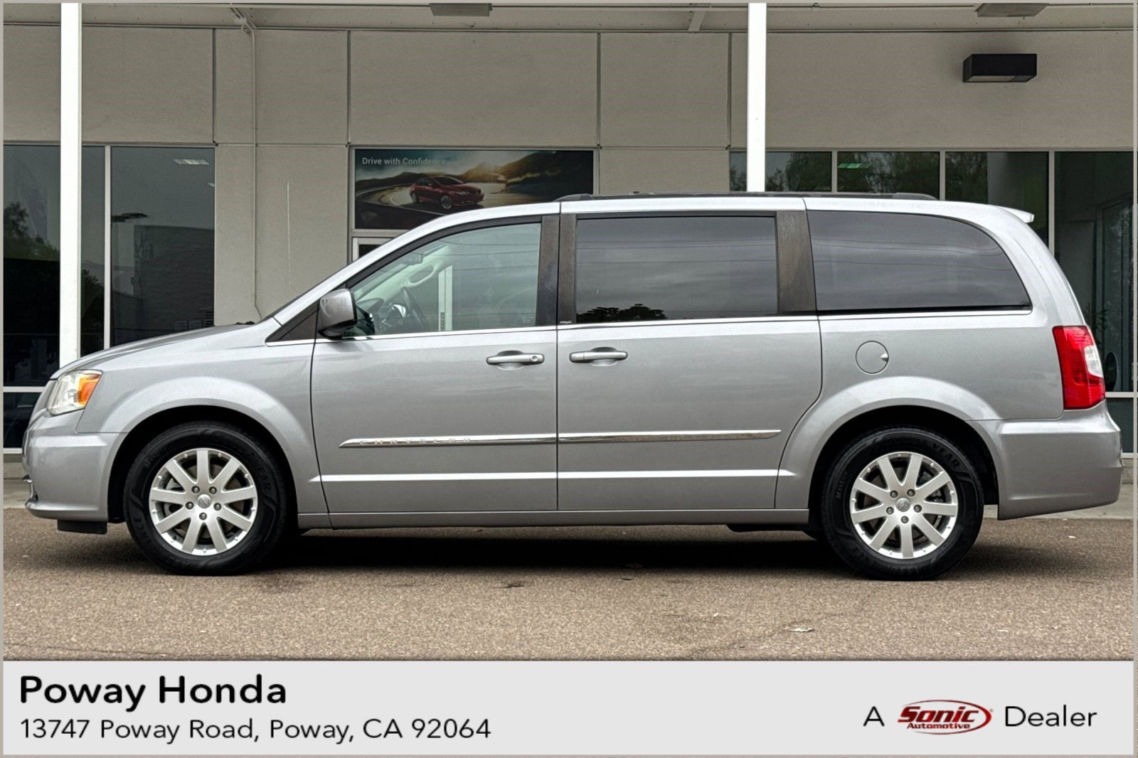 2013 Chrysler Town & Country Touring's photo