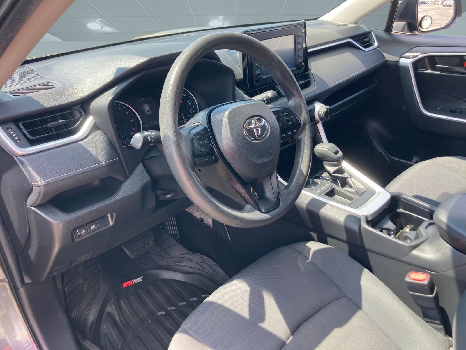 2019 Toyota RAV4 LE photo 4