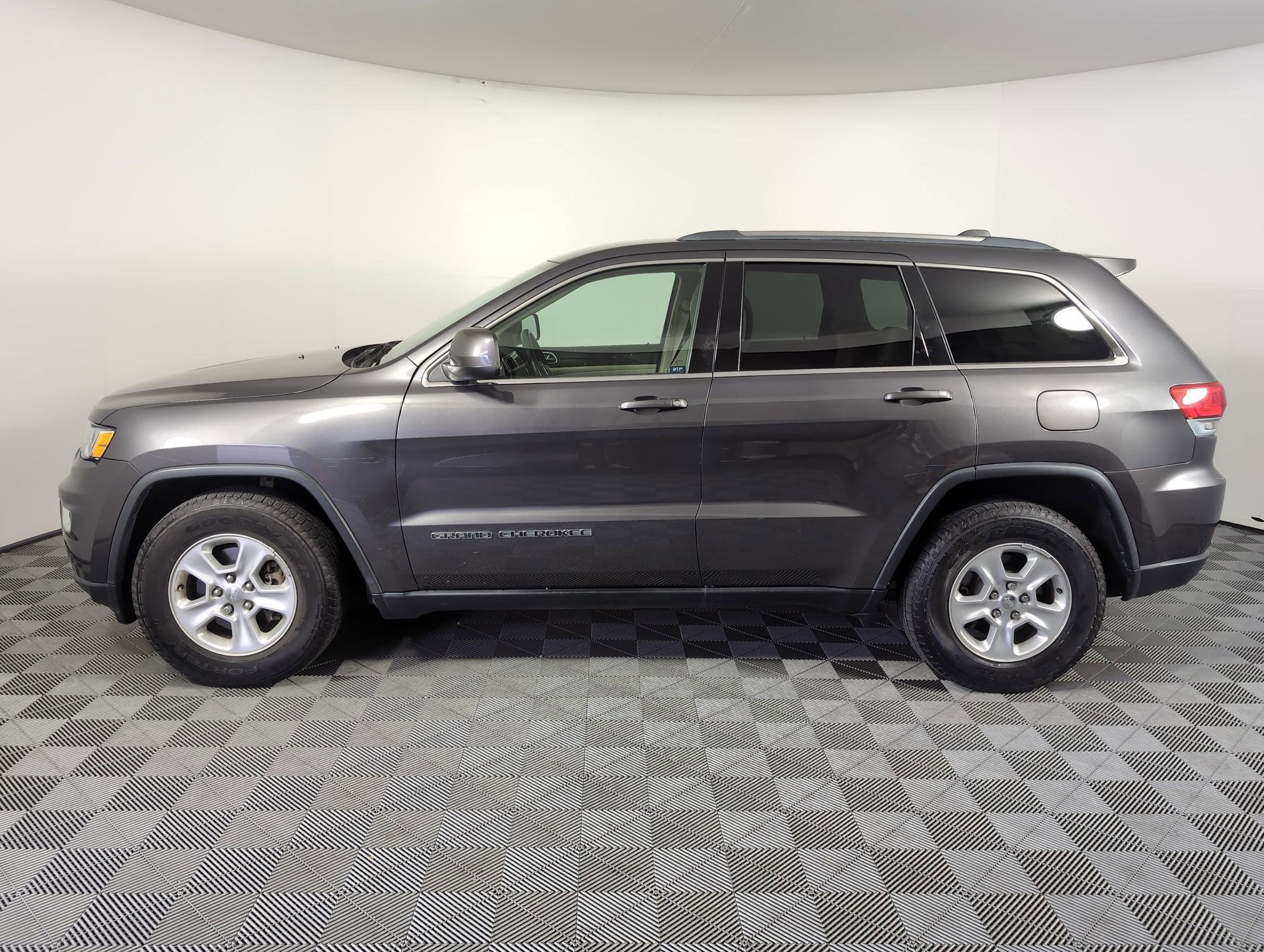 2017 Jeep Grand Cherokee Laredo photo 2