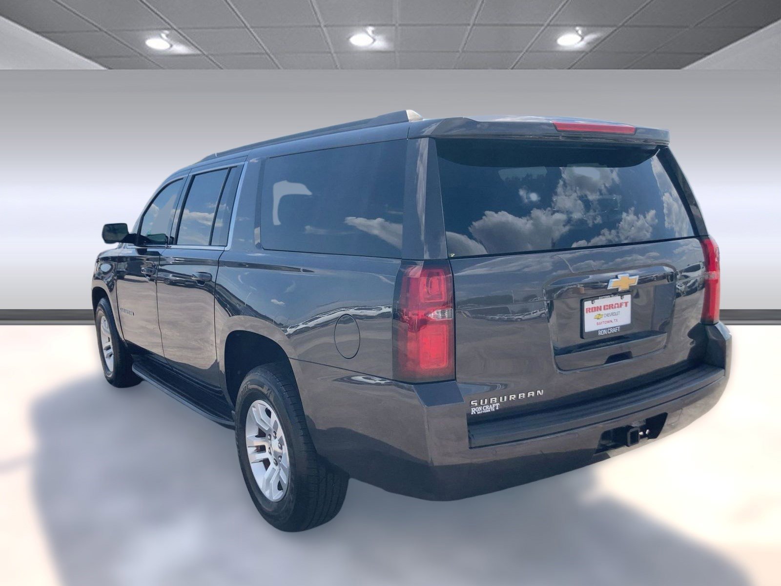 2017 Chevrolet Suburban LS photo 3