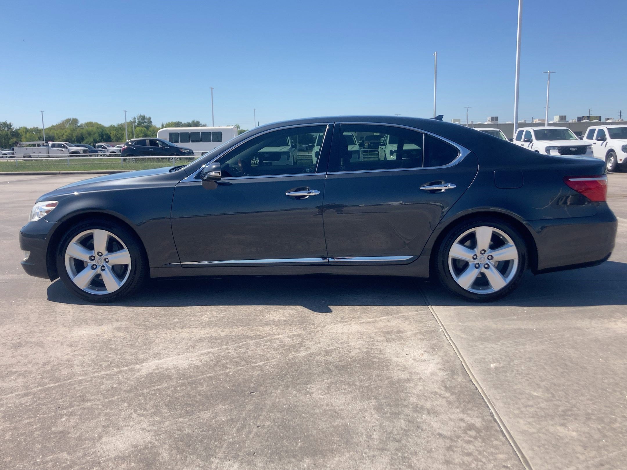 2011 Lexus LS 460 photo 2