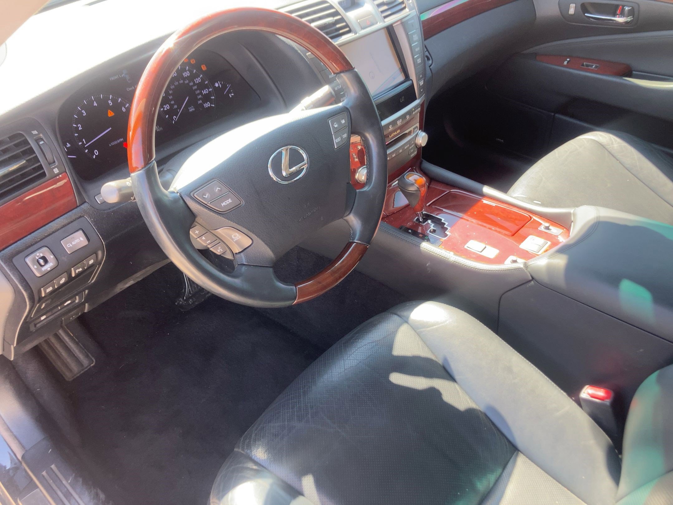 2011 Lexus LS 460 photo 4