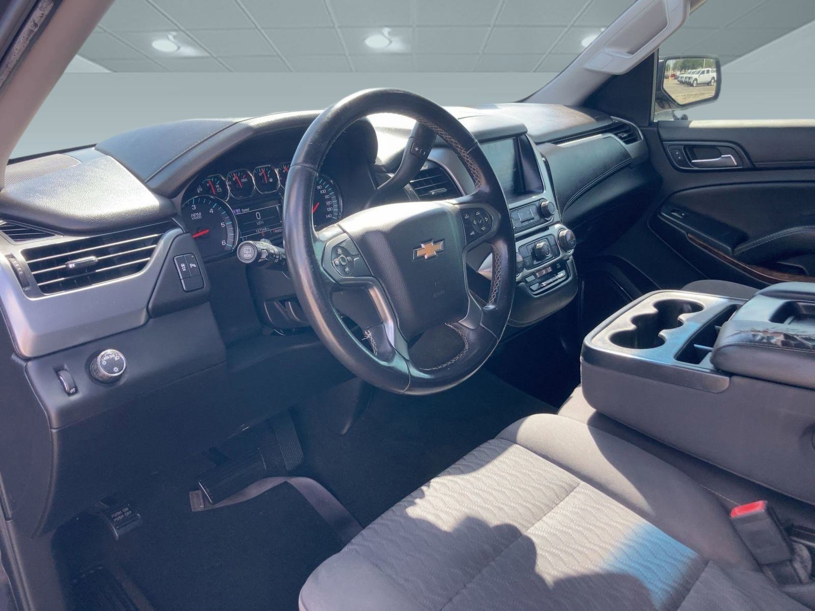 2017 Chevrolet Suburban LS photo 4