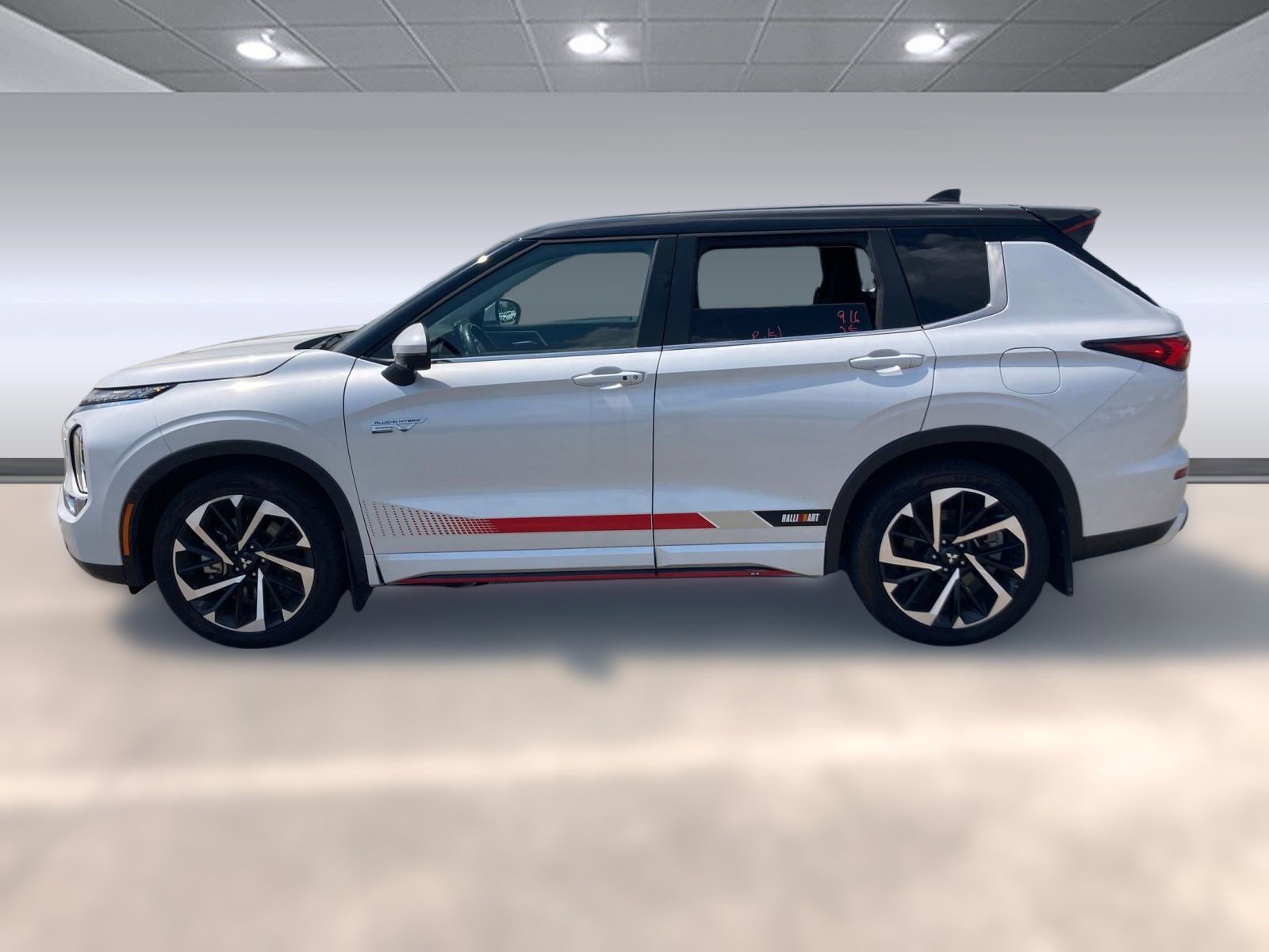 2024 Mitsubishi Outlander PHEV SE photo 2