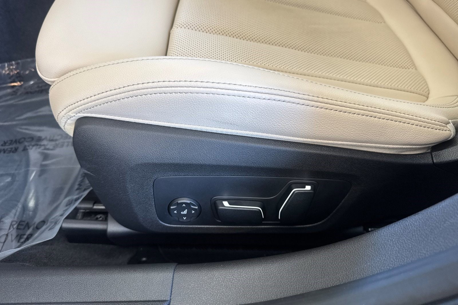 2025 BMW 3 Series 330i - Photo 14