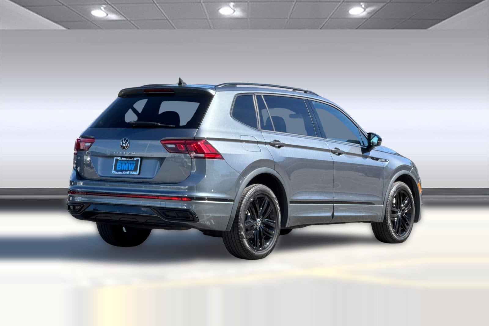 2022 Volkswagen Tiguan 2.0T SE R-Line Black photo 3