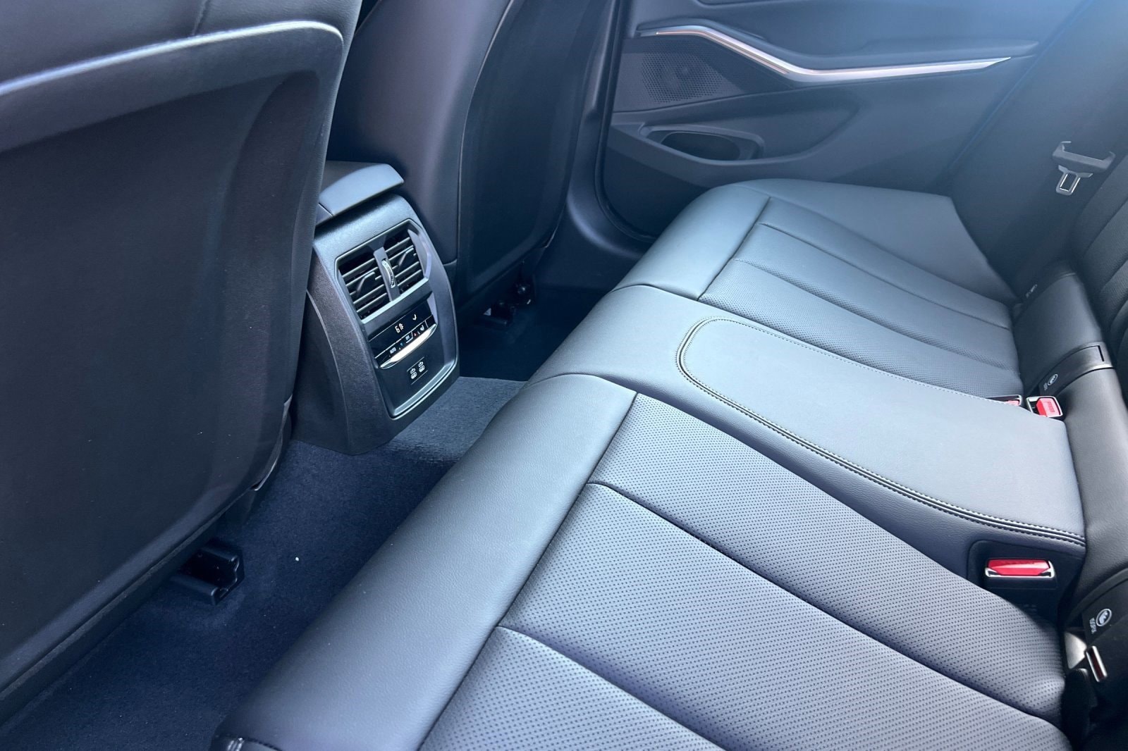 2025 BMW 3 Series 330i - Photo 25