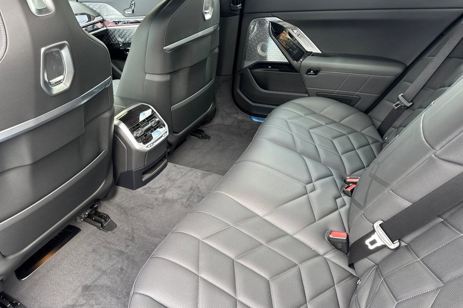 2026 BMW 7 Series 750e - Photo 14