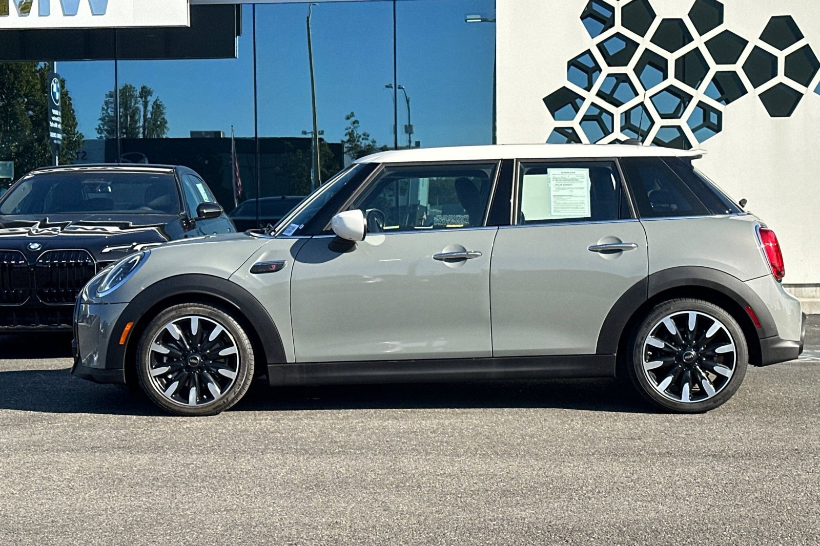 2022 Mini Cooper 4 Door Hardtop S photo 2