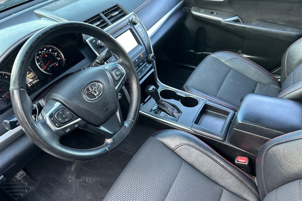 Used 2016 Toyota Camry SE Sedan