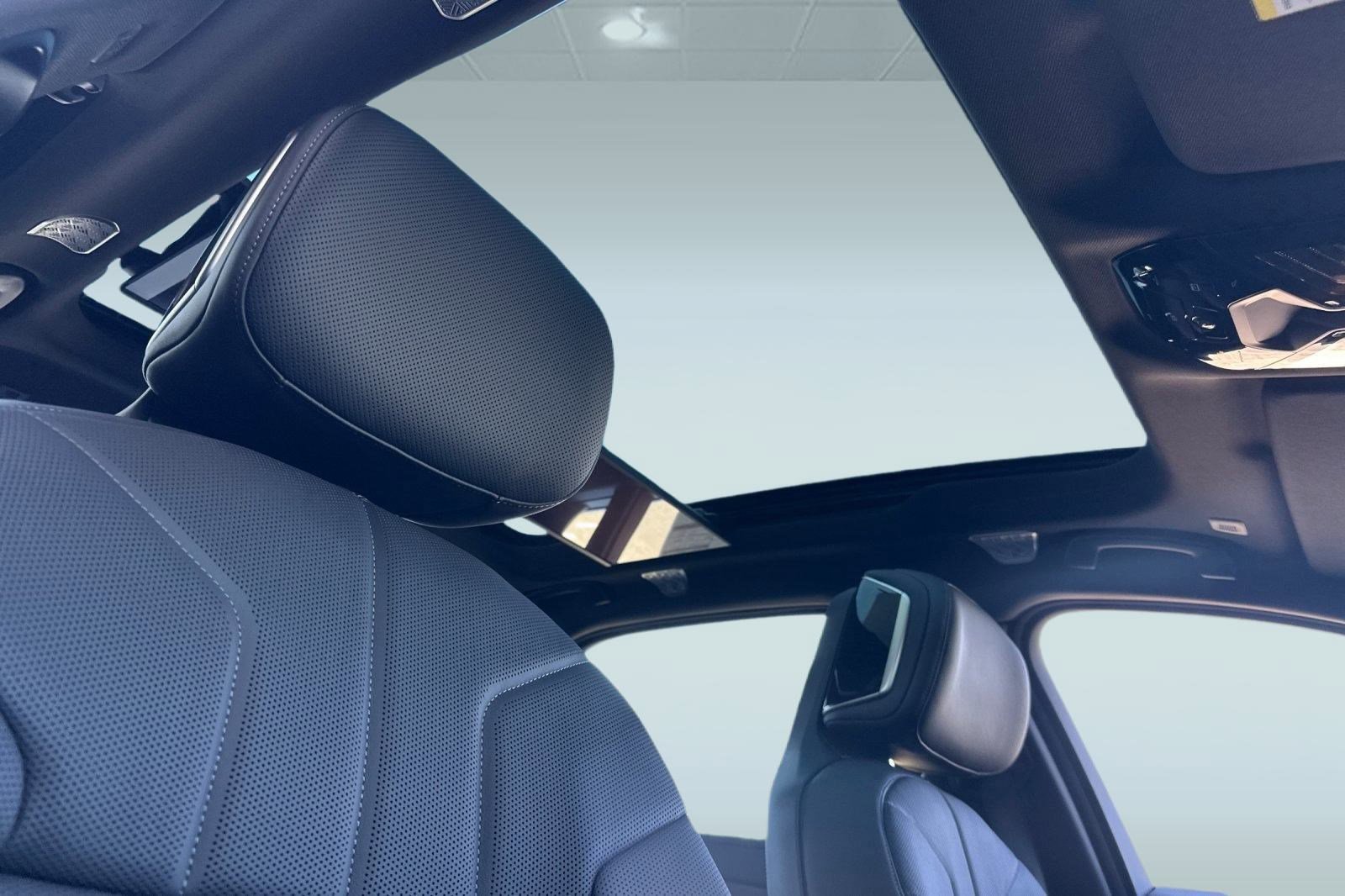 2026 BMW 7 Series 750e - Photo 15