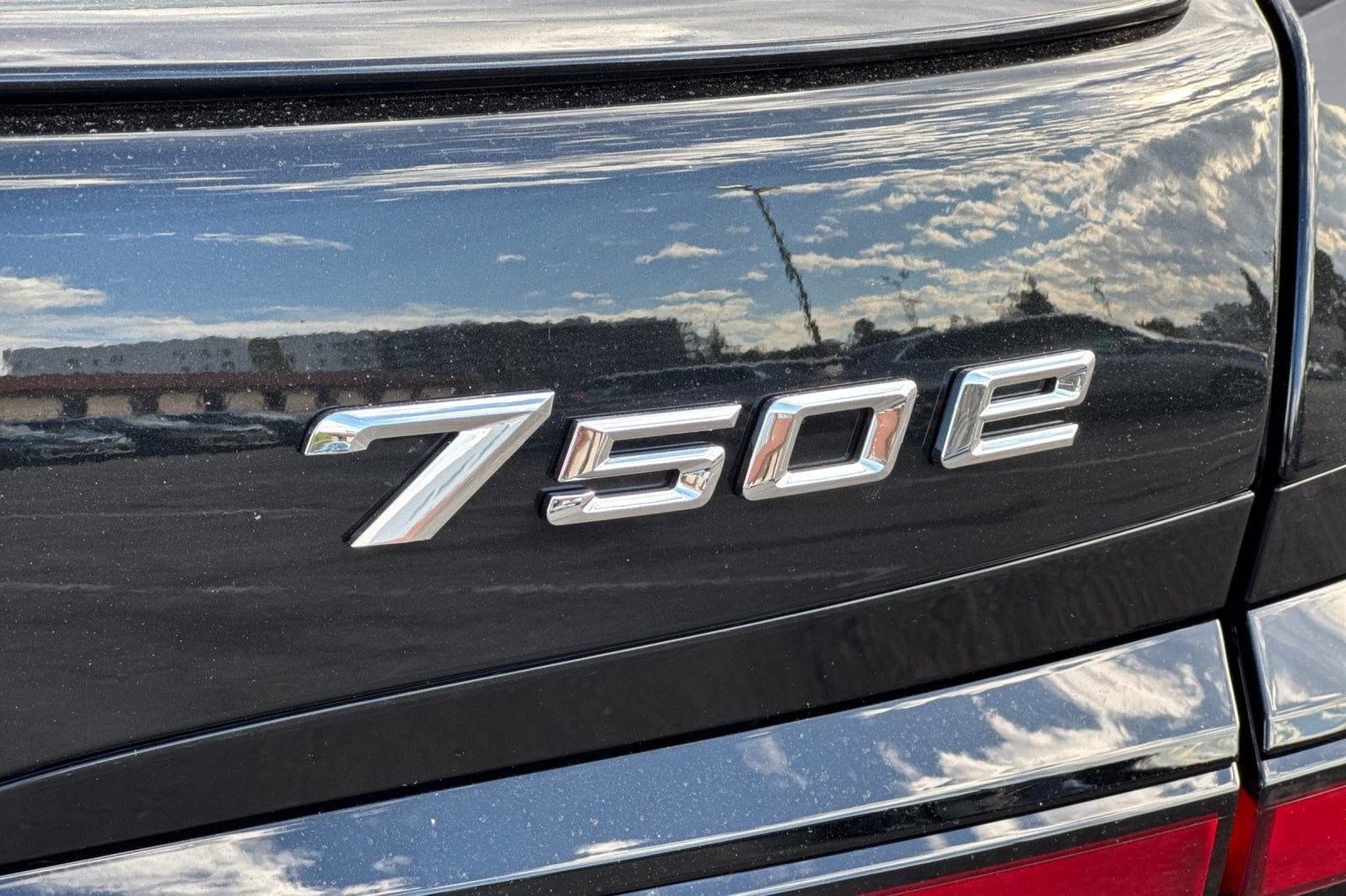 2026 BMW 7 Series 750e - Photo 21