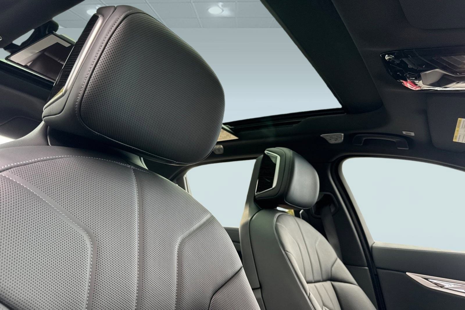 2026 BMW 7 Series 750e - Photo 15