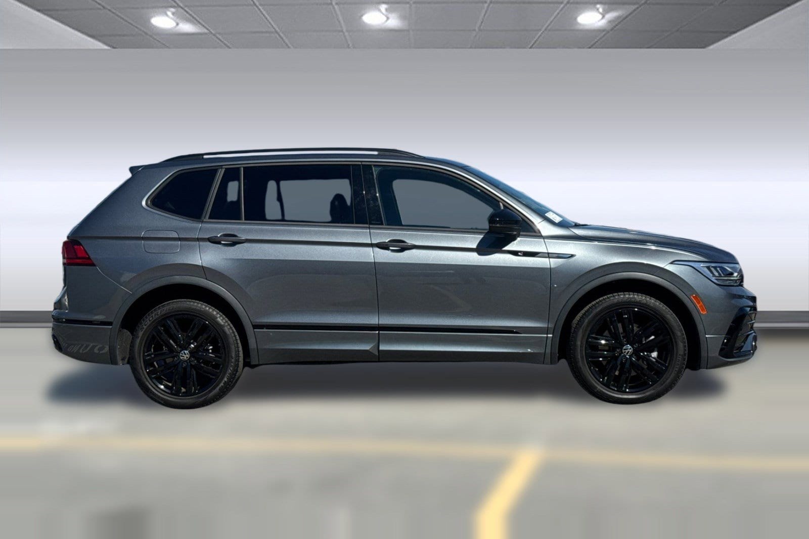 2022 Volkswagen Tiguan 2.0T SE R-Line Black photo 6