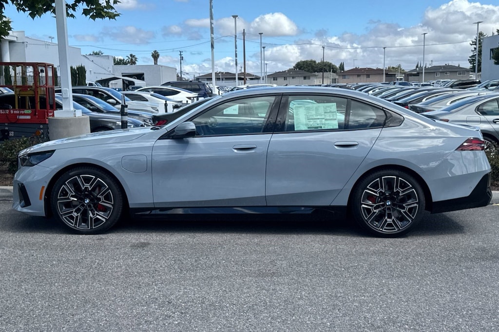 New 2026 BMW 550e xDrive Sedan