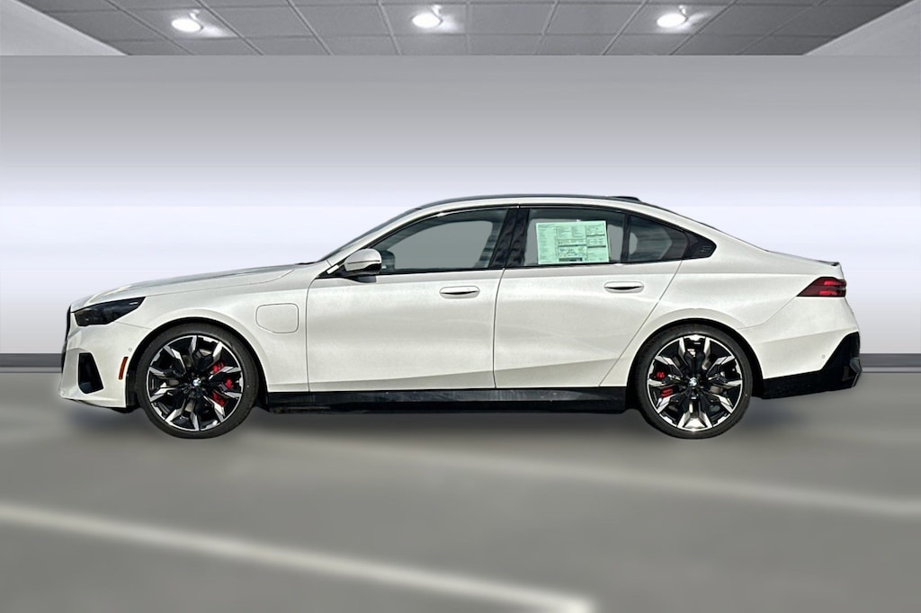 New 2026 BMW 550e xDrive Sedan