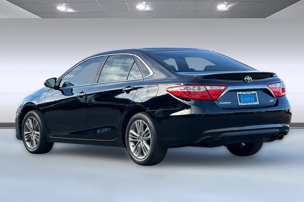 Used 2016 Toyota Camry SE Sedan