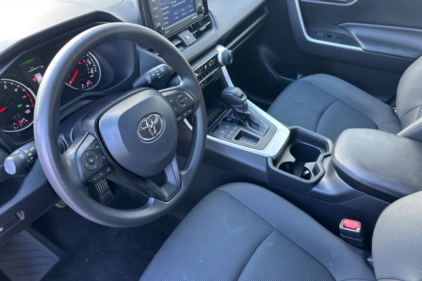 2021 Toyota RAV4 LE photo 4