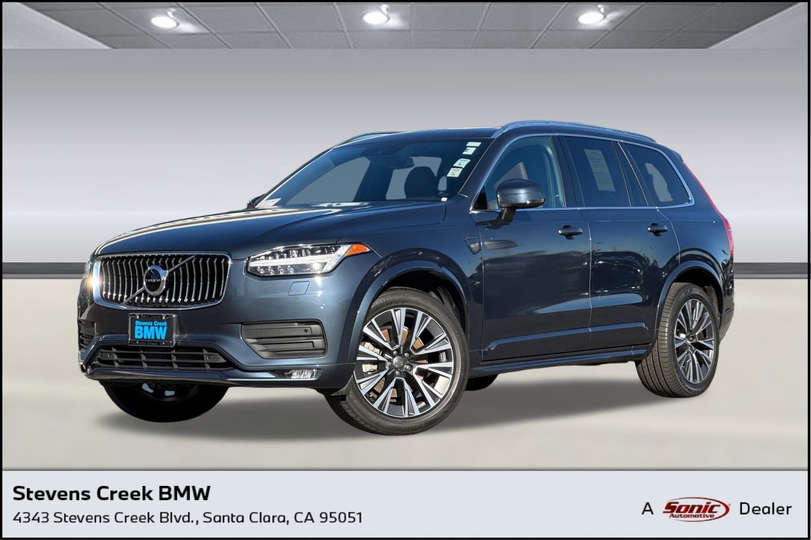 2022 Volvo XC90 Momentum's photo