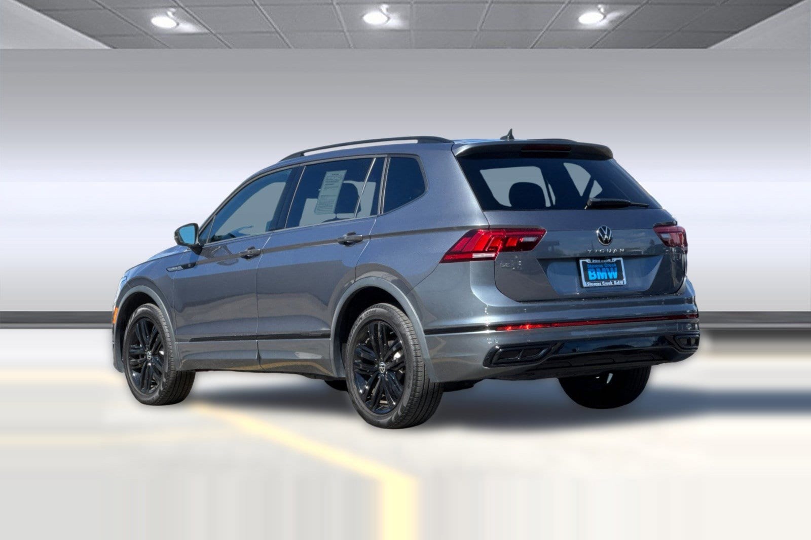 2022 Volkswagen Tiguan 2.0T SE R-Line Black photo 2