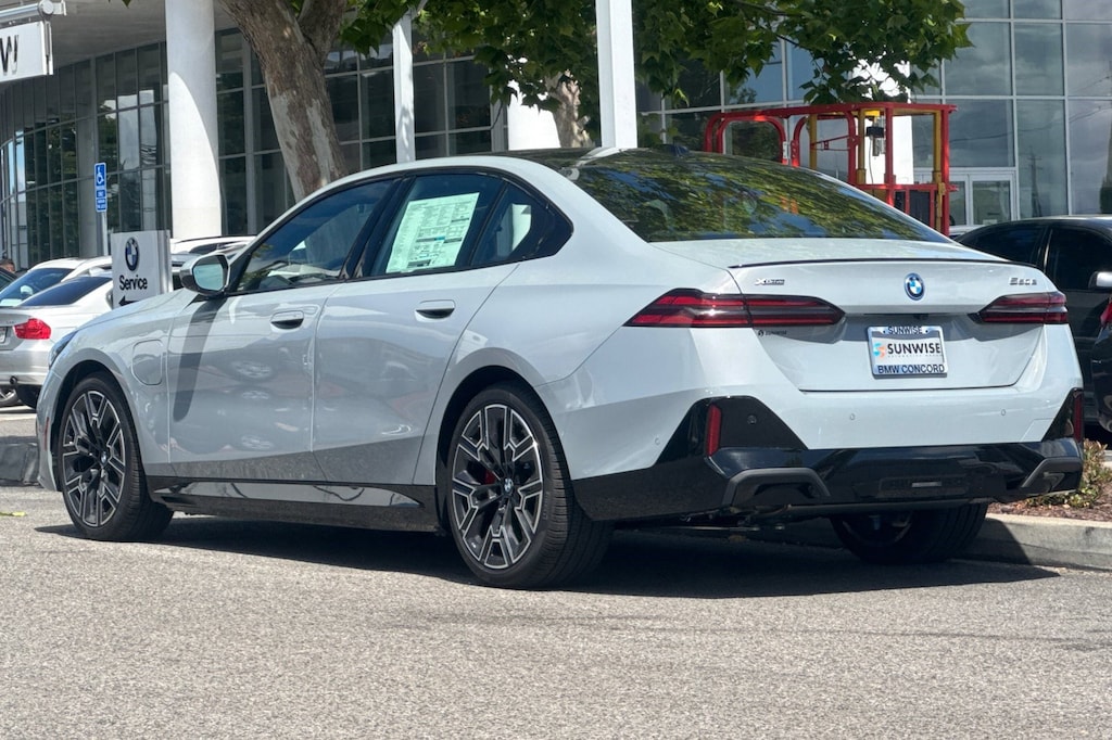 New 2026 BMW 550e xDrive Sedan