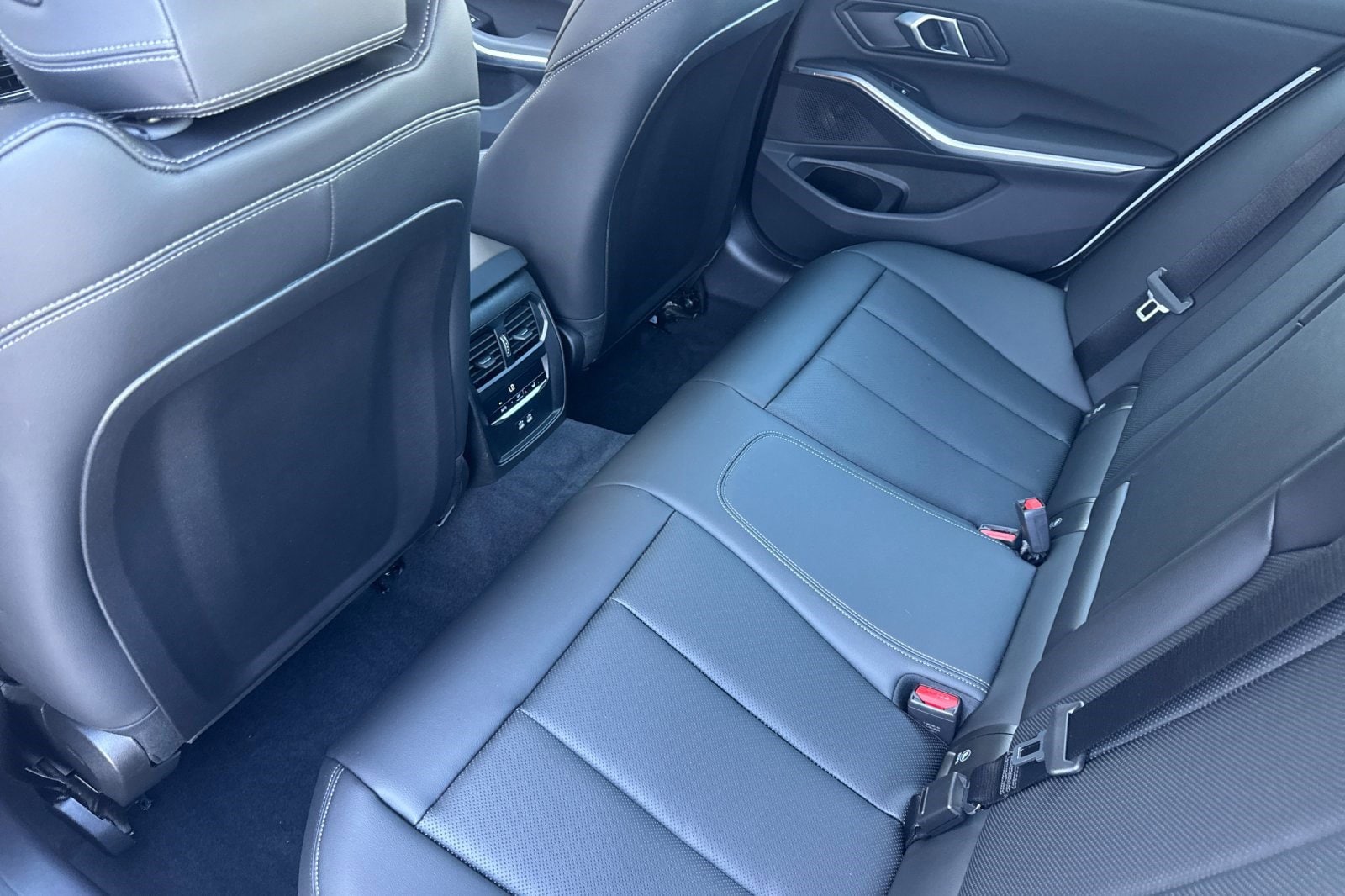 2025 BMW 3 Series 330i - Photo 27