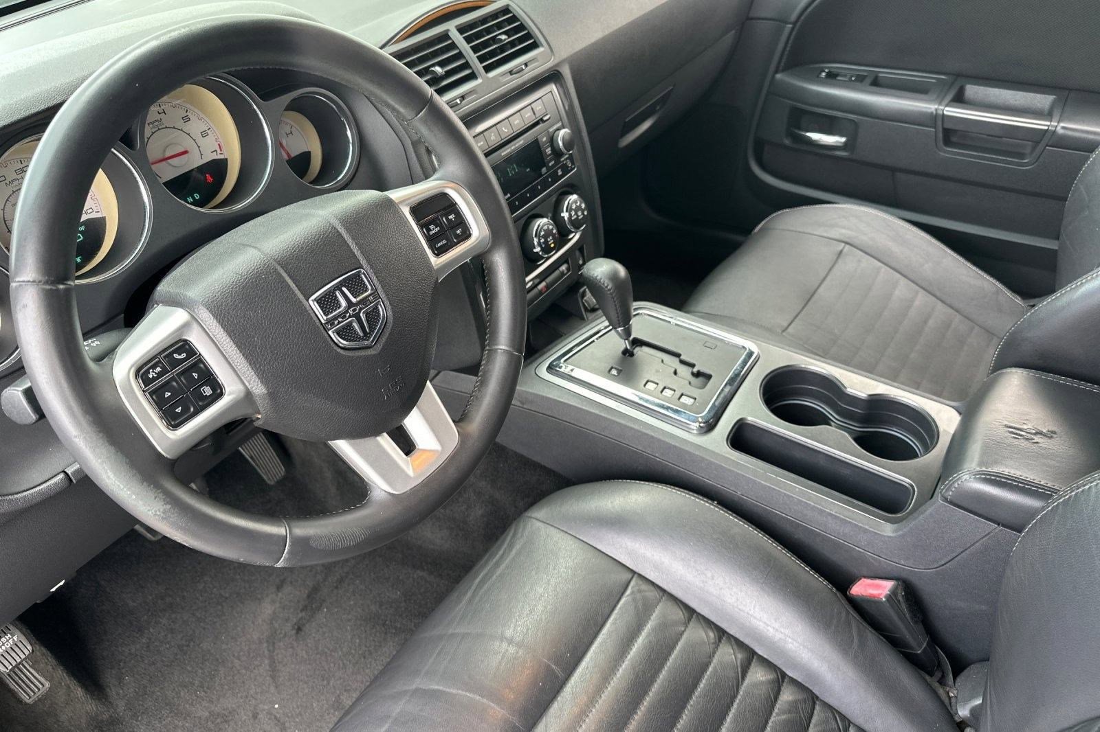 2012 Dodge Challenger SXT photo 4
