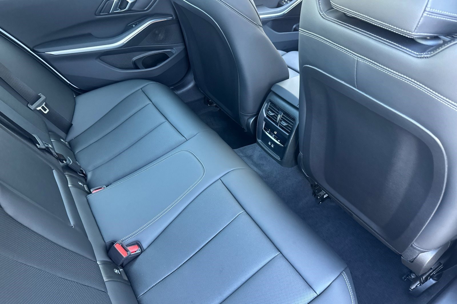 2025 BMW 3 Series 330i - Photo 30