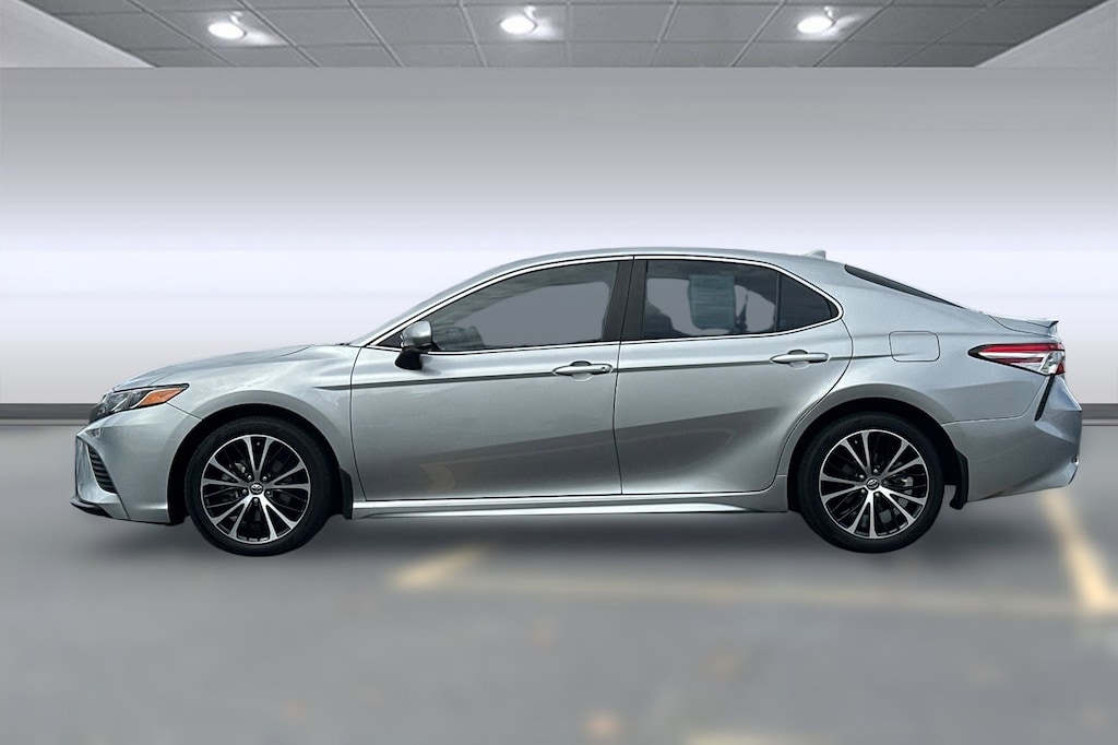 Used 2020 Toyota Camry SE Sedan