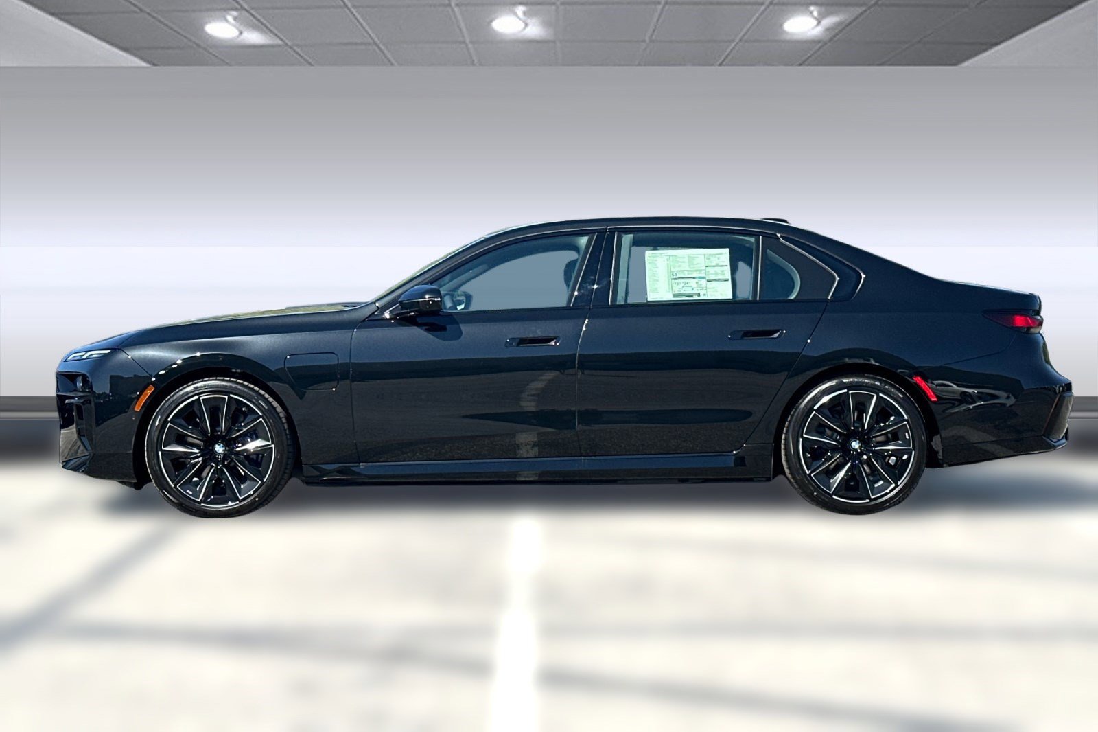 2026 Bmw 750e photo 2
