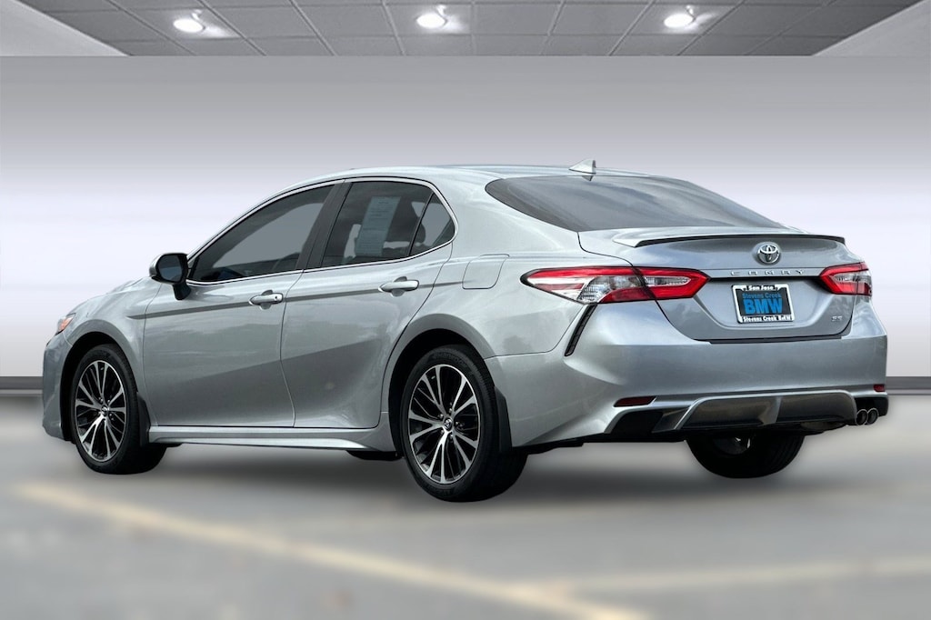 Used 2020 Toyota Camry SE Sedan