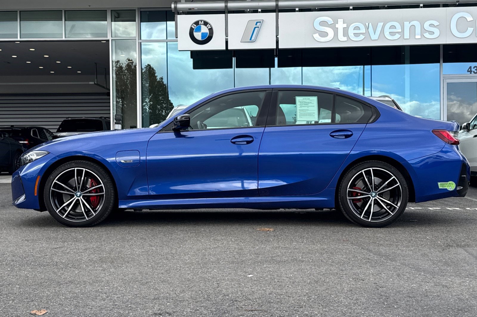 2023 Bmw 330e Sedan photo 2