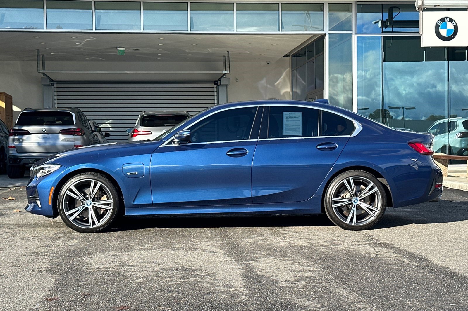 2022 Bmw 330e Sedan photo 2