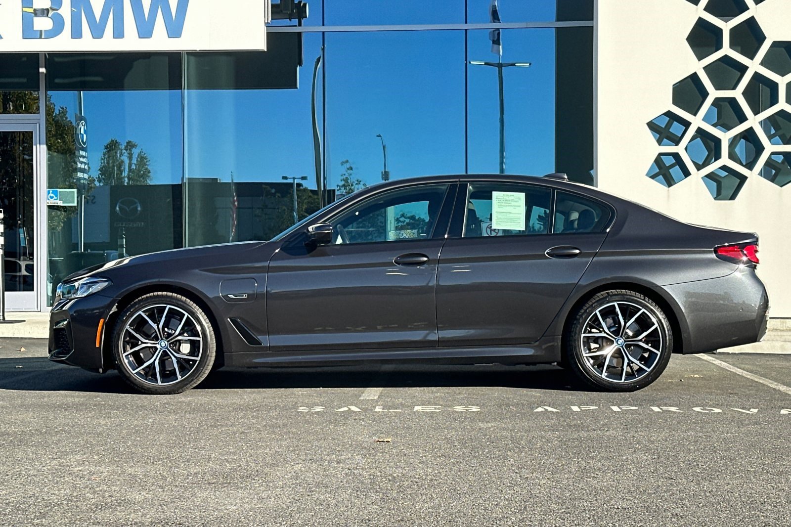 2022 Bmw 530e Sedan photo 2