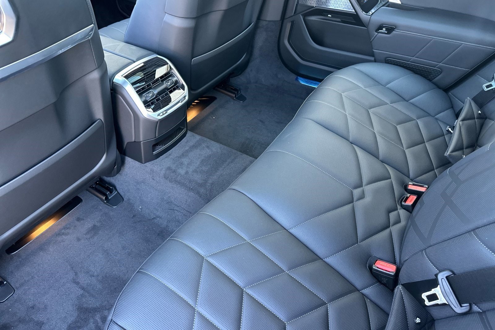 2026 BMW 7 Series 750e - Photo 21