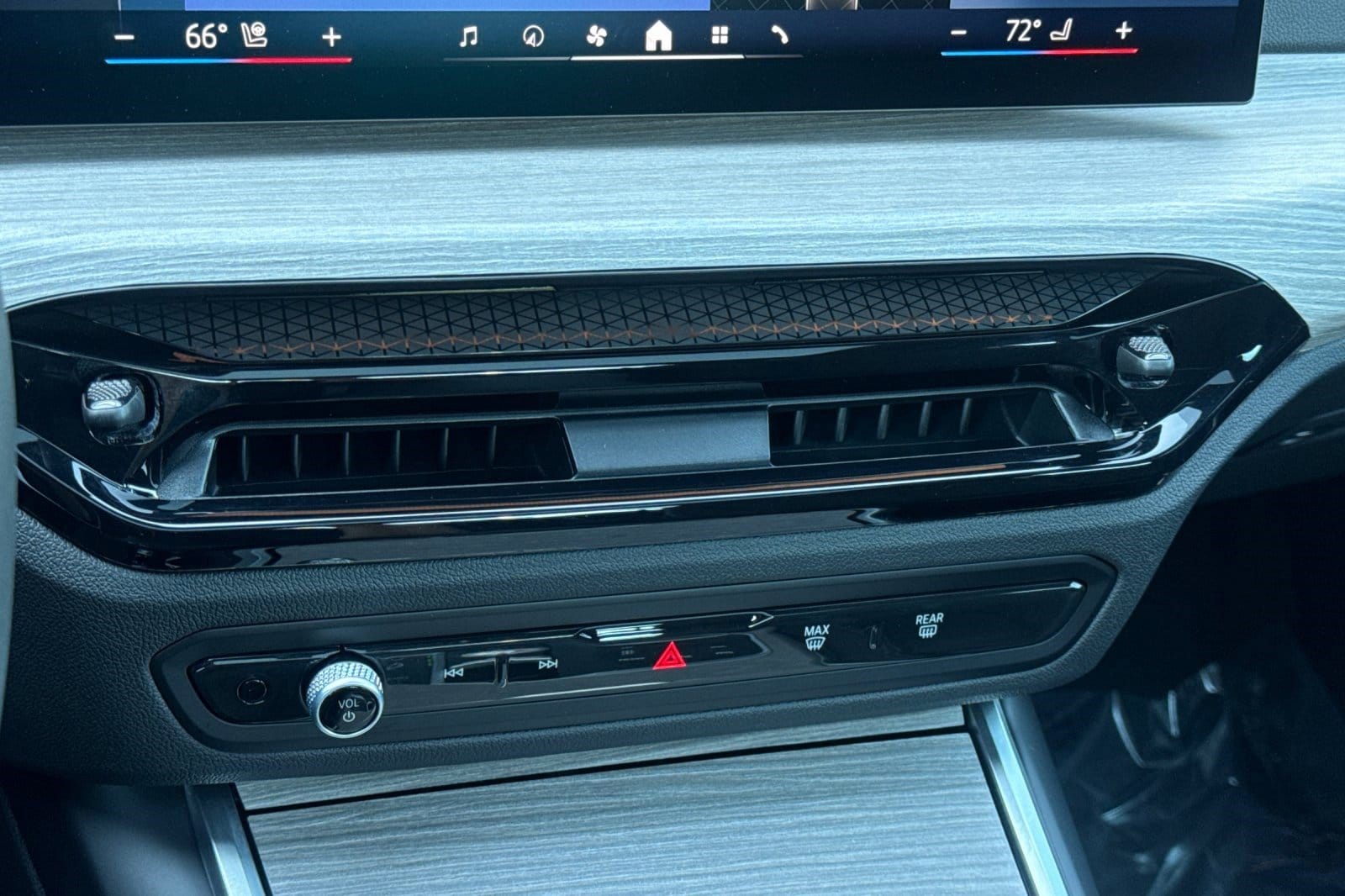 2025 BMW 3 Series 330i - Photo 17