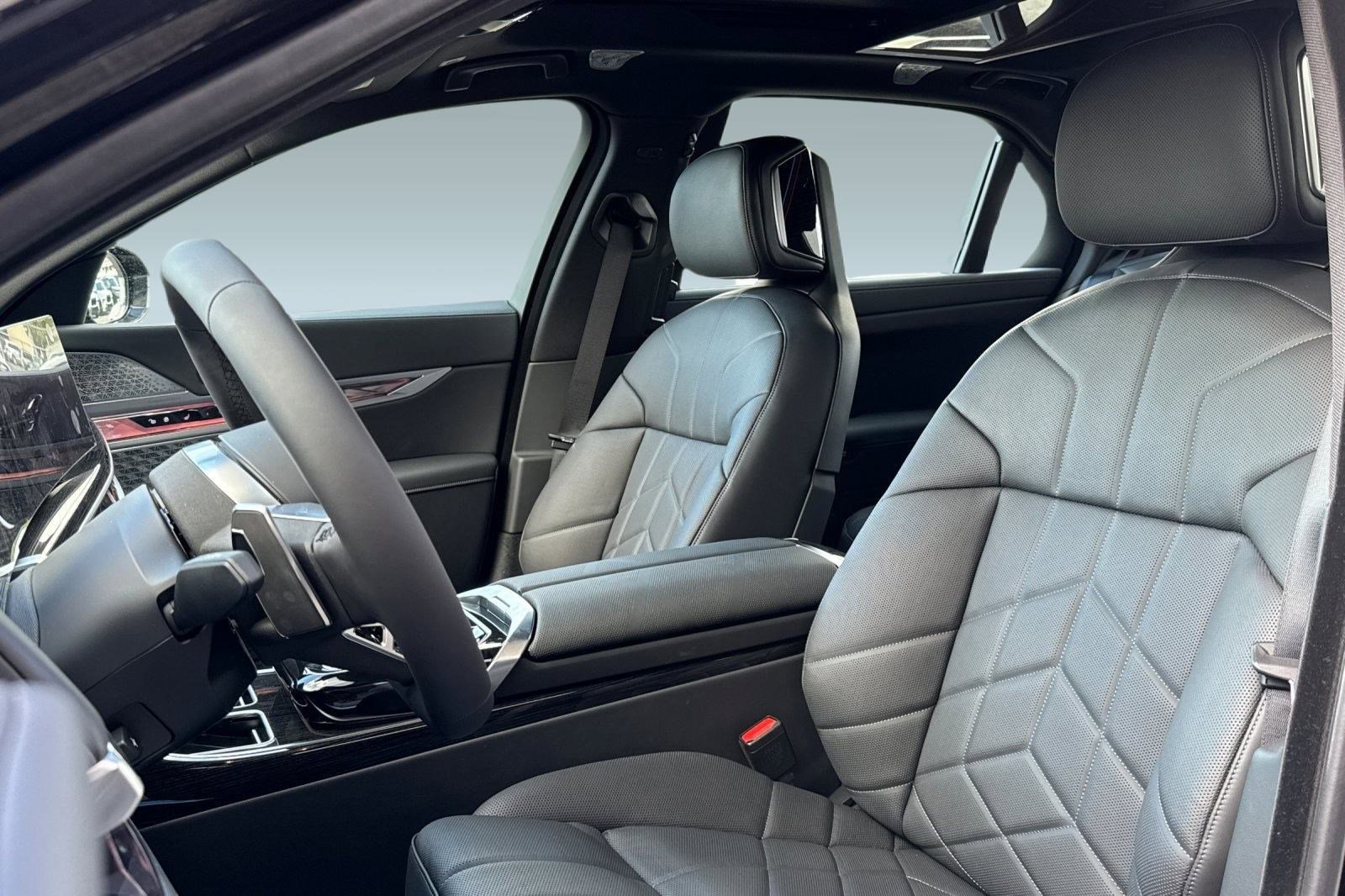2026 BMW 7 Series 750e - Photo 20