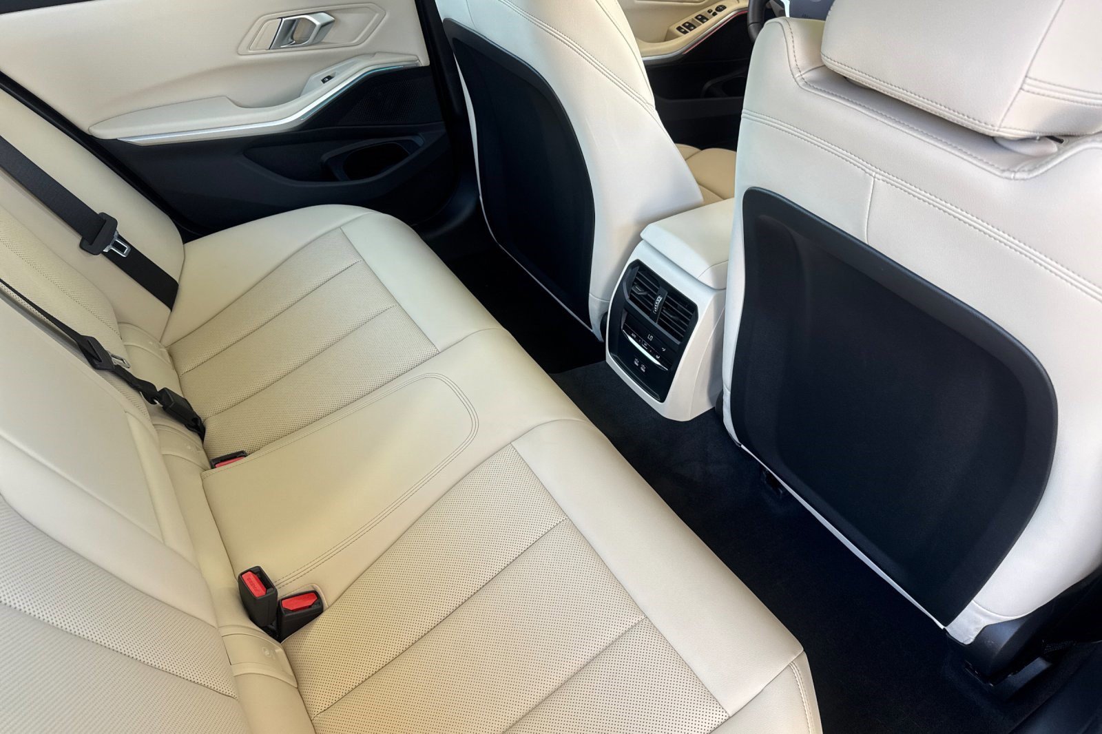 2025 BMW 3 Series 330i - Photo 29
